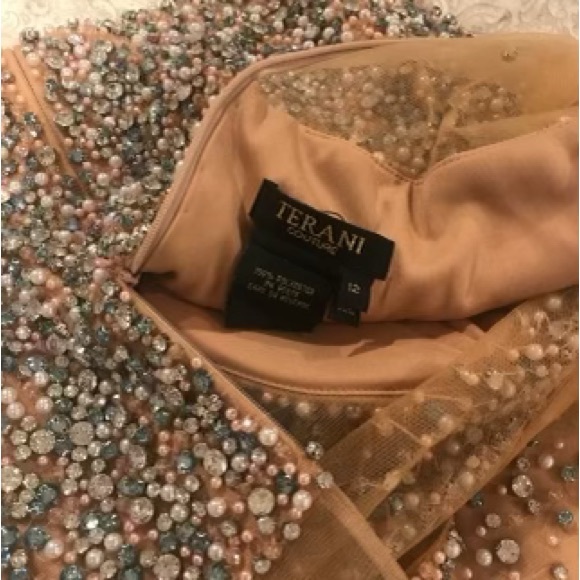 Beautiful dress worn once for a few hours - Picture 2 of 2